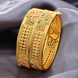 צמידים מרוקאים עבים שטוחים בצבע זהב עם אבנים משובצות